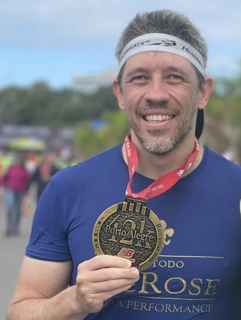 Diego Ciarrocchi, triatleta, vestindo camiseta DeROSE Method