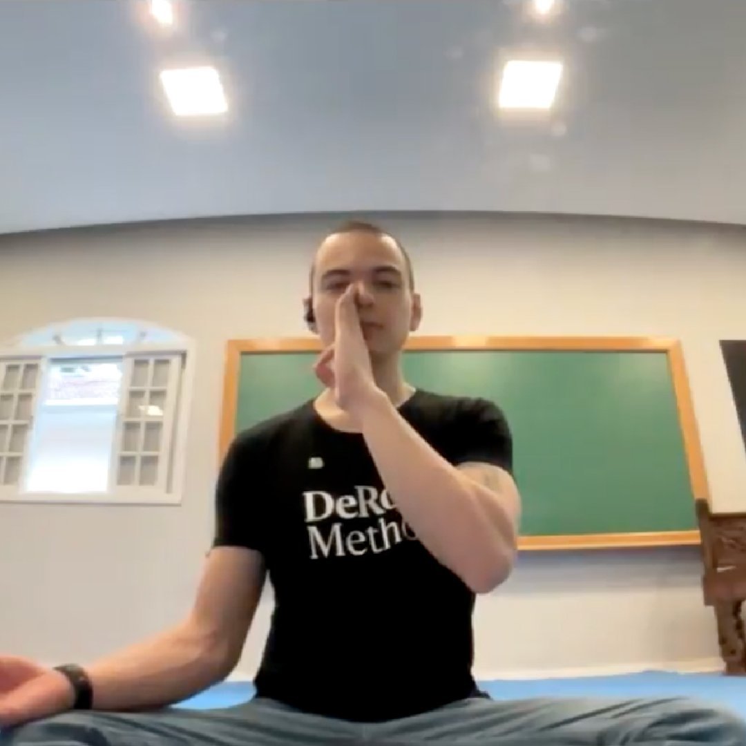 Thiago praticando Ativação Respiratória